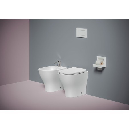 Coppia di sanitari a terra con coprivaso slim rallentato